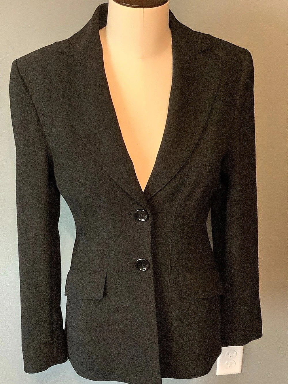 Exquisite Ann Taylor Black Two-Piece Pantsuit US Size 4